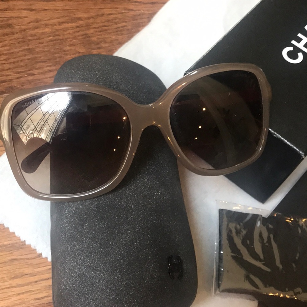 New in the Box Chanel Singlasses with Rhinestones - Picture 6 of 8